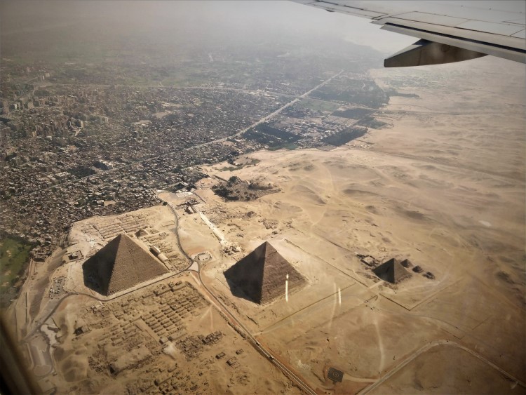 aéroport caire egypte pyramide survol